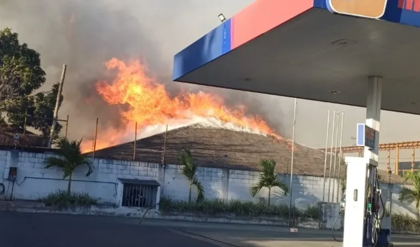  Incêndio destrói bar na  Avenida Fraga Maia, em Feira de Santana