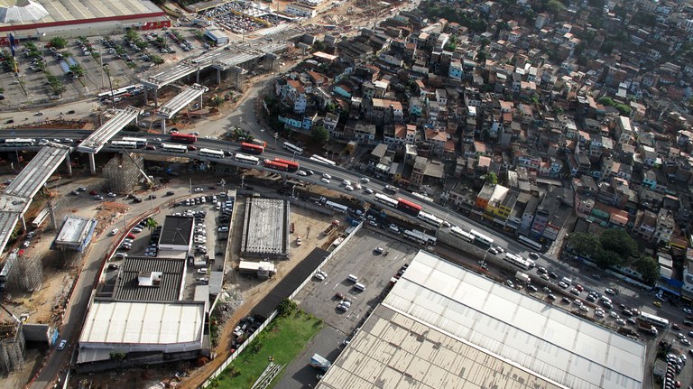  Caminhão parado na Via Expressa gera trânsito lento em Salvador