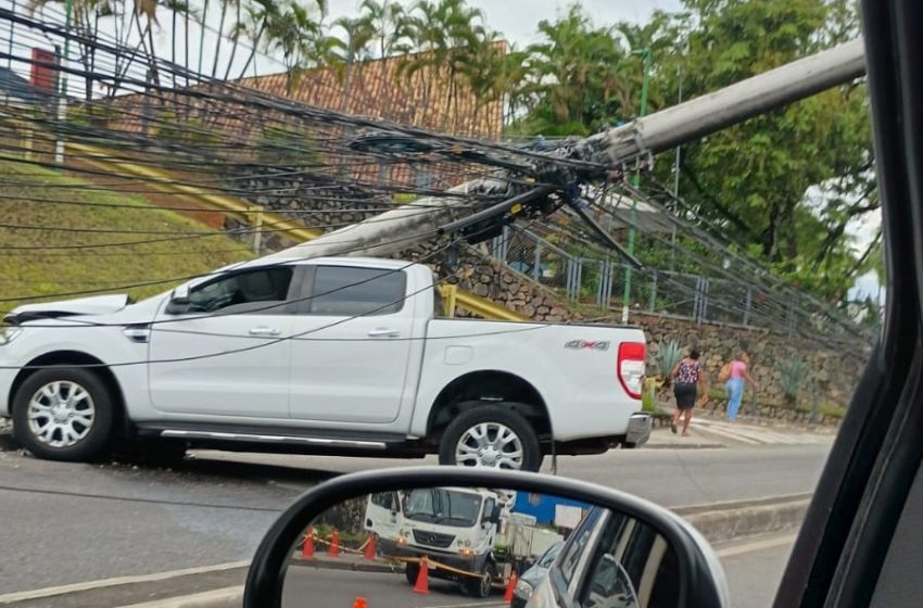  Motorista perde controle de picape e derruba postes em São Rafael; 19 linhas de ônibus sofrem desvios