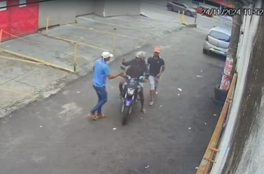  Assaltantes são filmados roubando moto de trabalhadora em Itapuã; veja vídeo