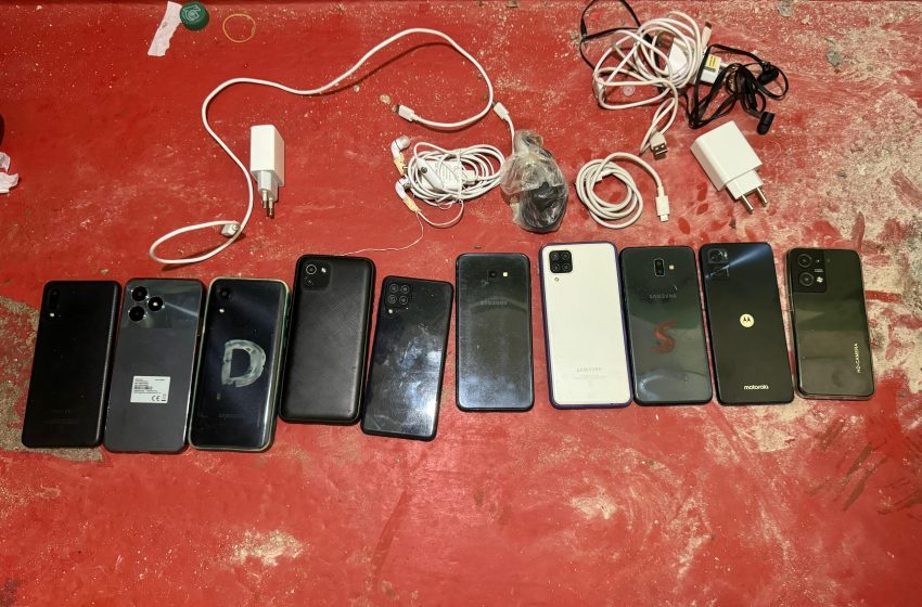  Polícia apreende 14 celulares em pavilhão do Conjunto Penal de Jequié