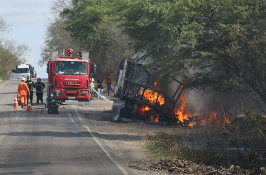  Bombeiros debelam incêndio em caminhão entre Euclides da Cunha e Tucano, na Bahia