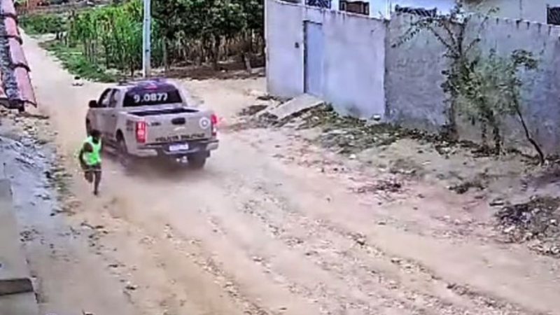  VÍDEO: Homem dribla viatura da PM em tentativa de abordagem em Itapetinga, na Bahia