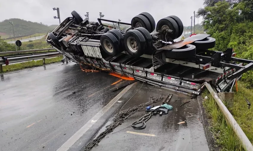  Caminhão tomba na rodovia e interdita Via Parafuso 