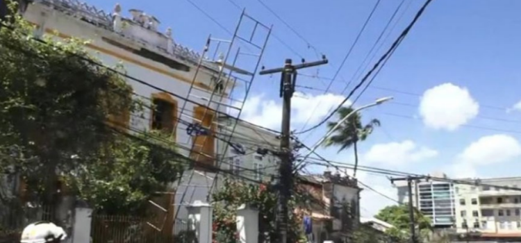  Homem morre eletrocutado em acidente durante pintura de fachada em Salvador