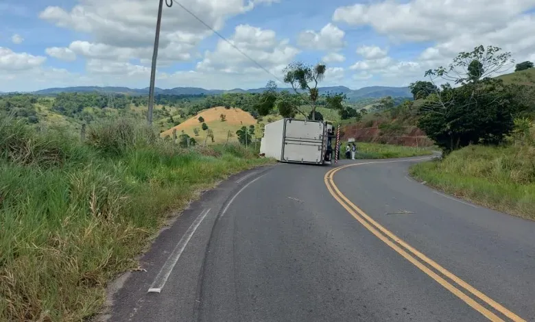  Caminhão baú tomba na Bahia 