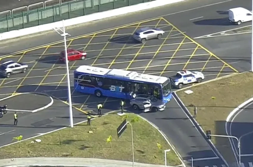  Carro invade faixa de ônibus e bate em BRT em Salvador