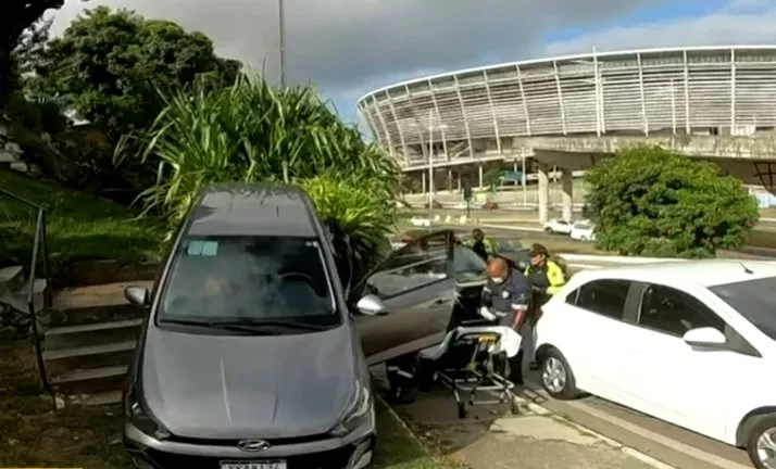  Acidente de carro deixa trânsito lento em Salvador 