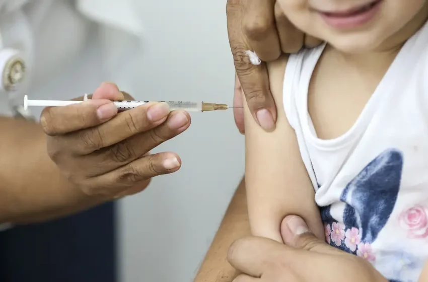  Pais que negam vacinação dos filhos estão sujeitos a multas 