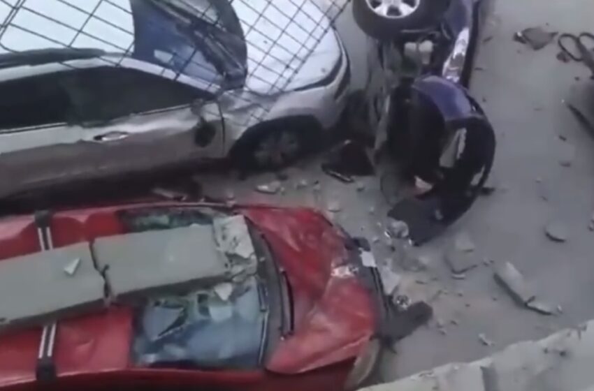  Dois carros despencam de estacionamento em supermercado de Vitória da Conquista