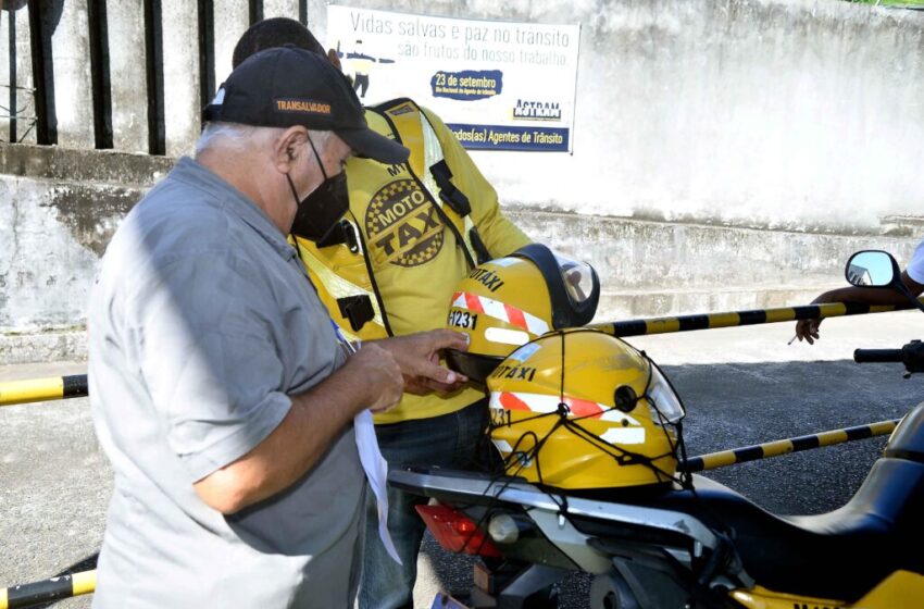  Mototáxis passam por vistoria em Salvador