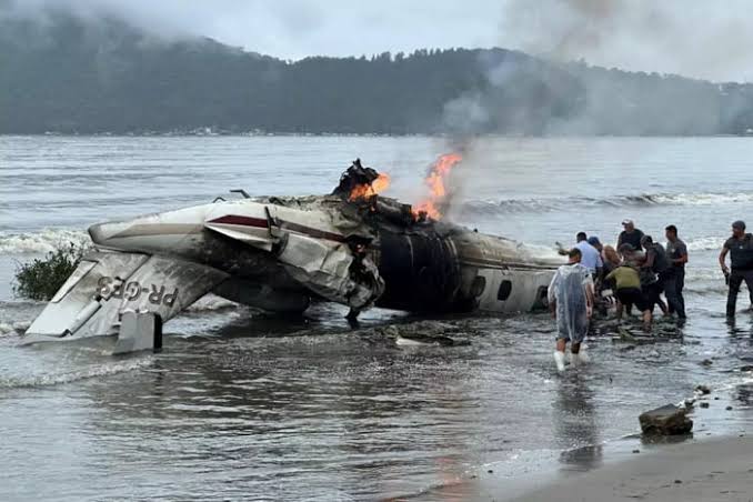  Avião de pequeno porte explode em praia de Ubatuba