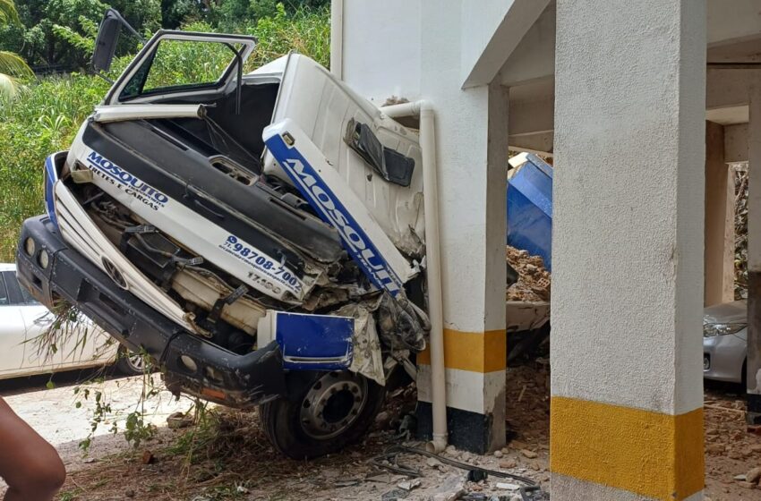  Caminhão tomba em estacionamento de condomínio em Salvador