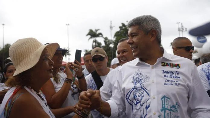  “Dia de agradecer e pedir pela paz no mundo”, declara governador no início do cortejo da Lavagem