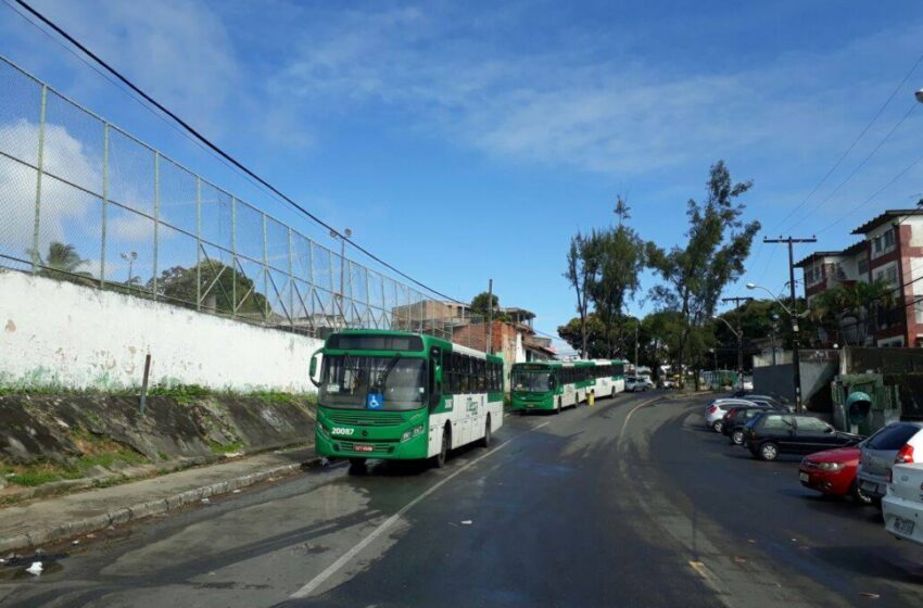  Manifestantes bloqueiam vias em Tancredo Neves em protesto após morte de jovem