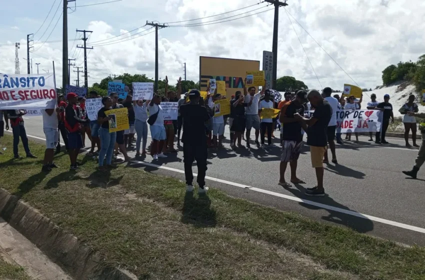  Protesto na entrada de Guarajuba causa congestionamento na BA-099