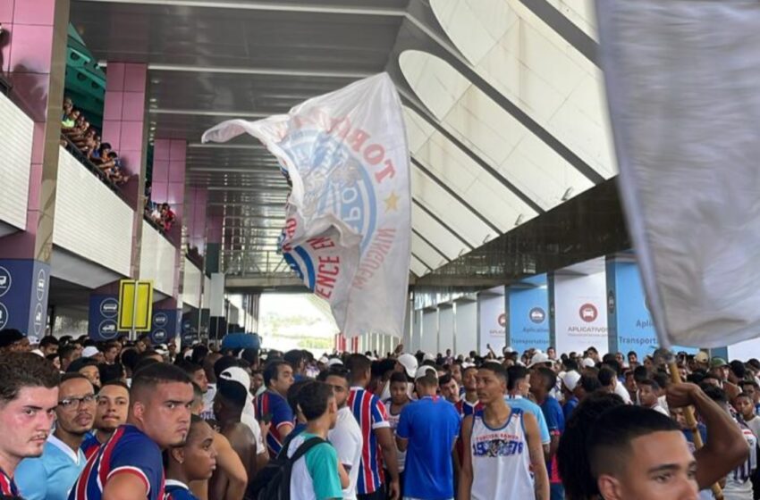  Torcida do Bahia lota aeroporto para apoiar o time antes da estreia na Libertadores