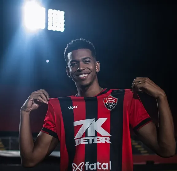  Vitória anuncia a contratação de Carlinhos por empréstimo do Flamengo