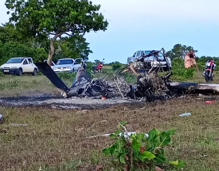  Avião de pequeno porte cai na Bahia e deixa um morto e um ferido