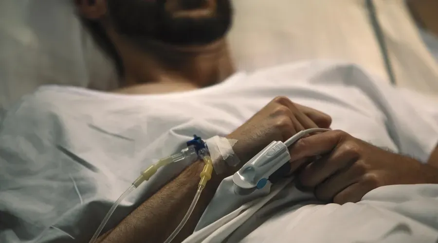Homem morre após receber ácido na veia