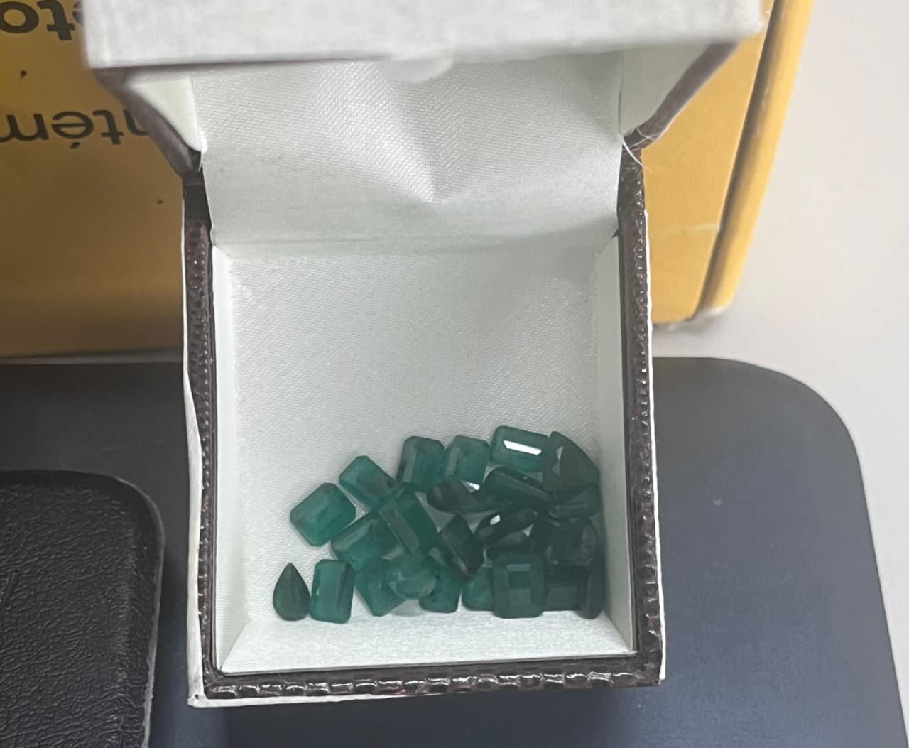 Homem é preso com 25 pedras de esmeralda em Salvador