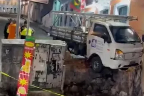 Caminhão derruba muro