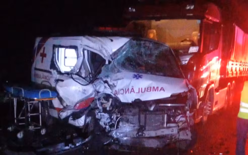 Mulher morre e seis pessoas ficam feridas após batida entre carro, ambulância e três caminhões na Bahia